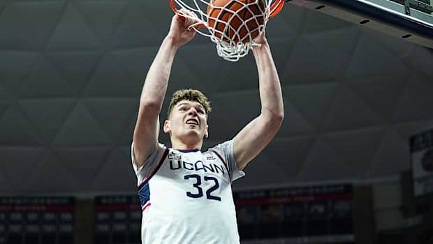 UConn’s Donovan Clingan dunks